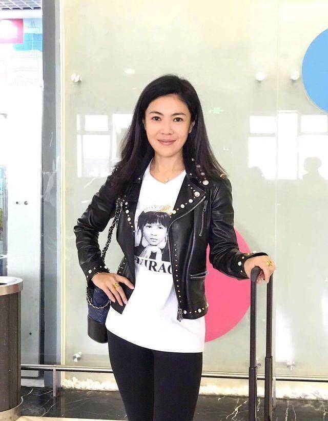 沙溢胡可穿刘嘉玲头像情侣装秀恩爱,这件t恤风靡刘嘉玲的朋友圈_衣服