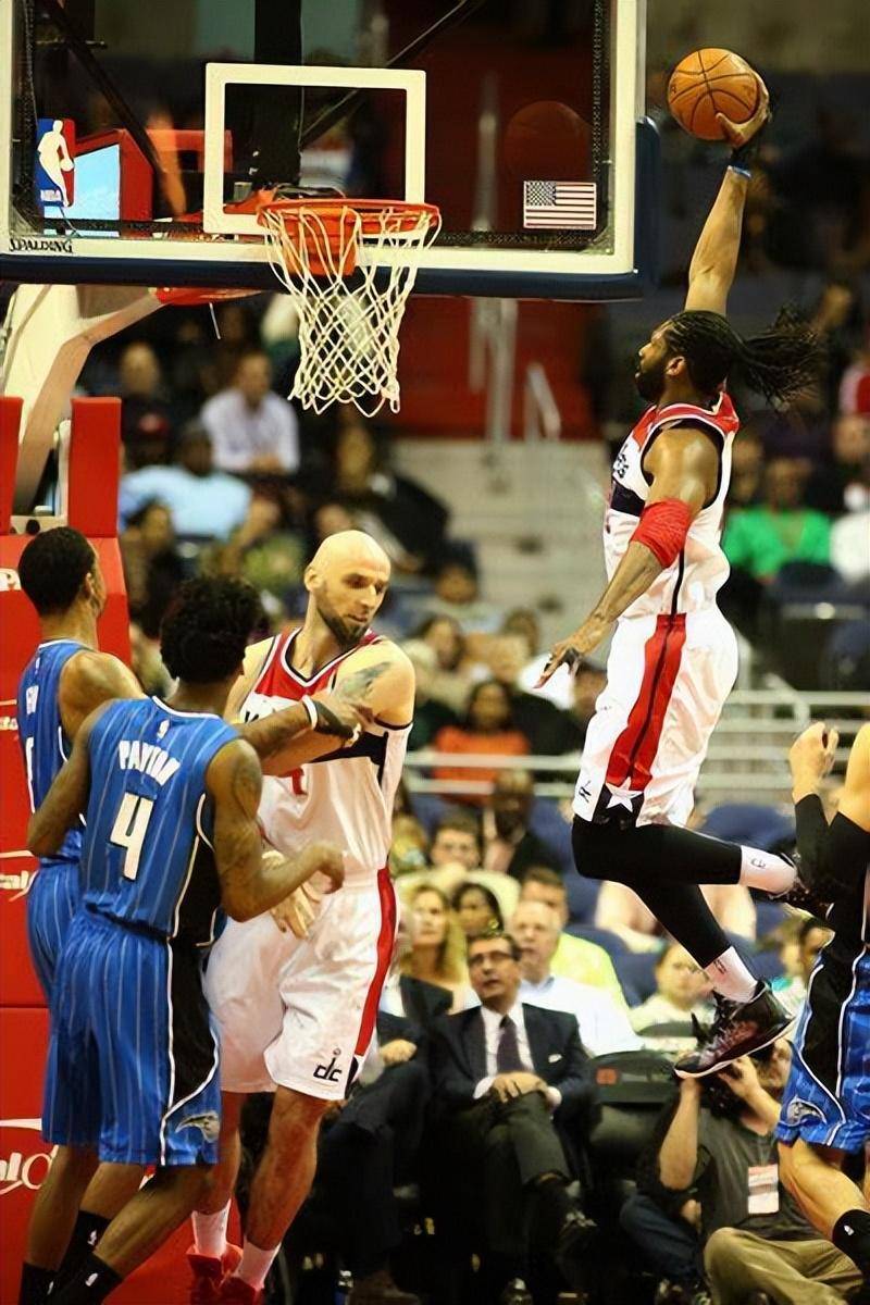 2016年夏天,恢复自由球员身份的内内与火箭队签约.