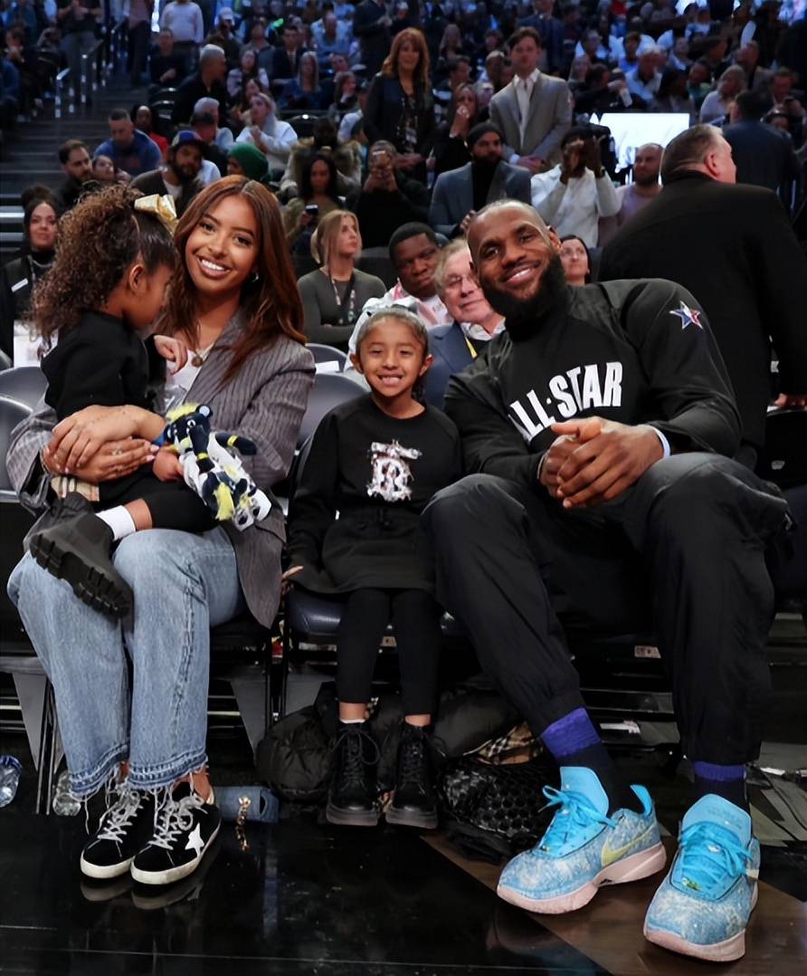 詹皇送上爱的拥抱,3岁小女一脸懵懂_詹姆斯_老詹_瓦妮莎