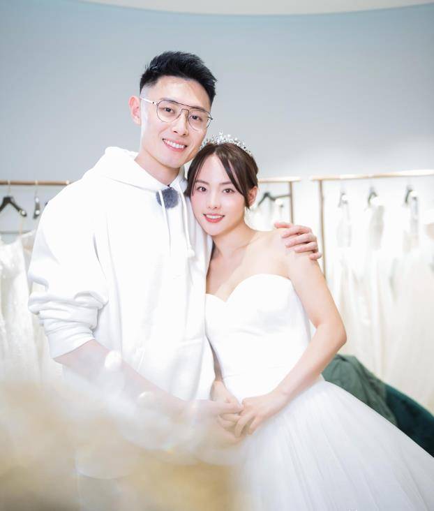 张嘉倪在2014年,微博上公开发布了买超求婚的画面,表示自己的即将步入