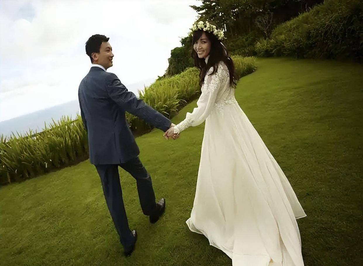 侯佩岑晒与老公合照,庆祝结婚11周年,两人亲密照甜腻幸福满满_祝福