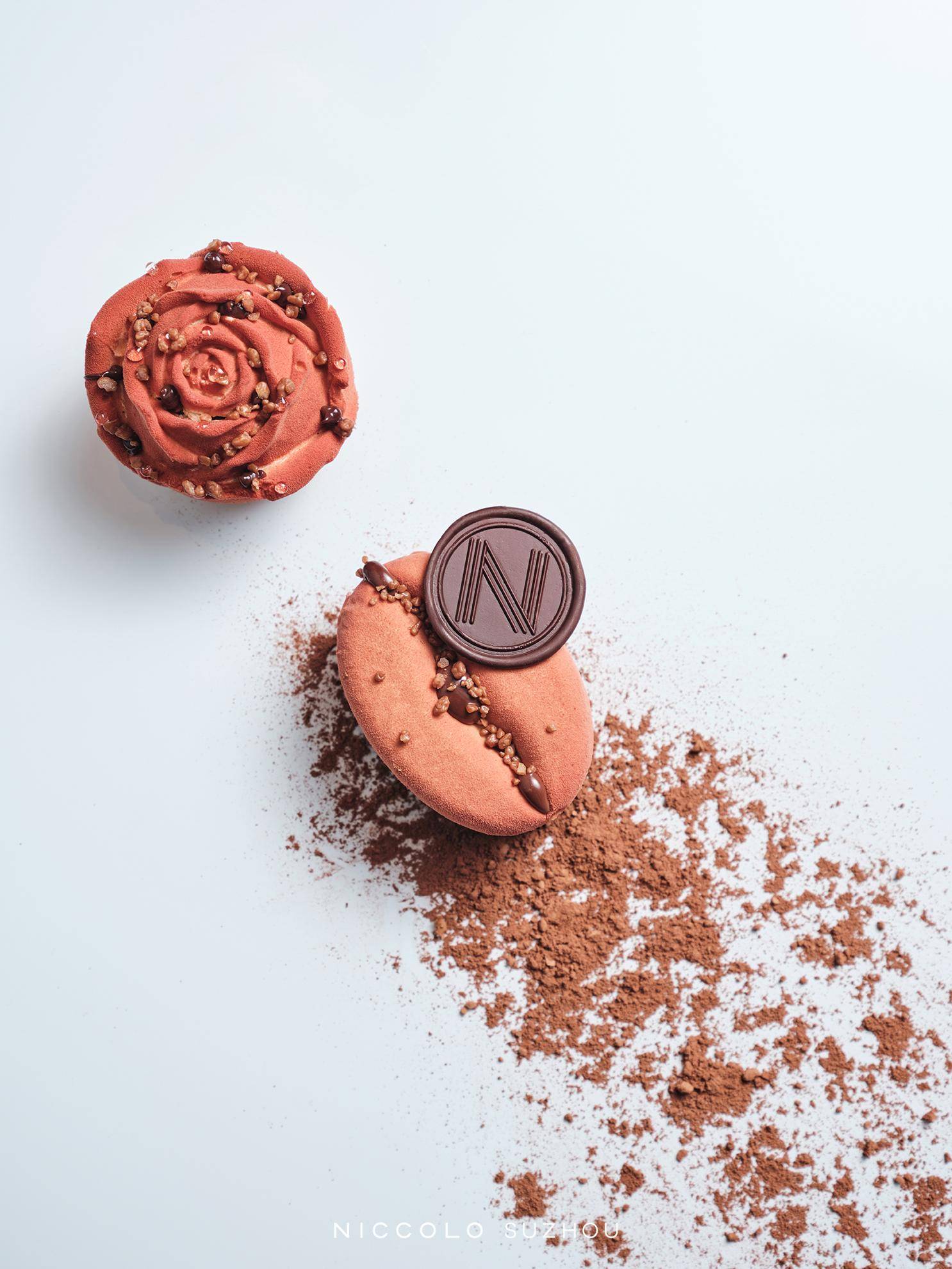 海绵蛋糕,内含切碎的红枣,淋上温热的太妃糖浆,上面放一勺香草冰淇淋