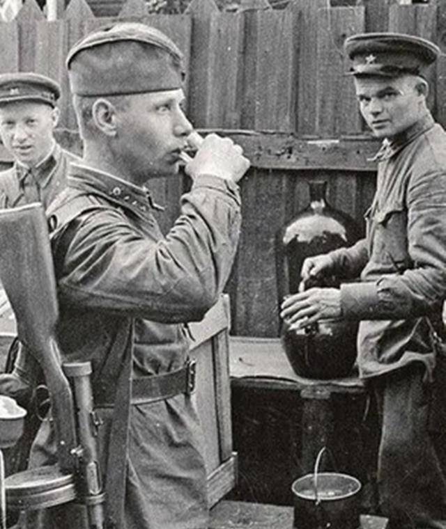 二战最惨烈的战争:苏德战争,提升战力的秘密,嗑药的遇上喝酒的_苏联