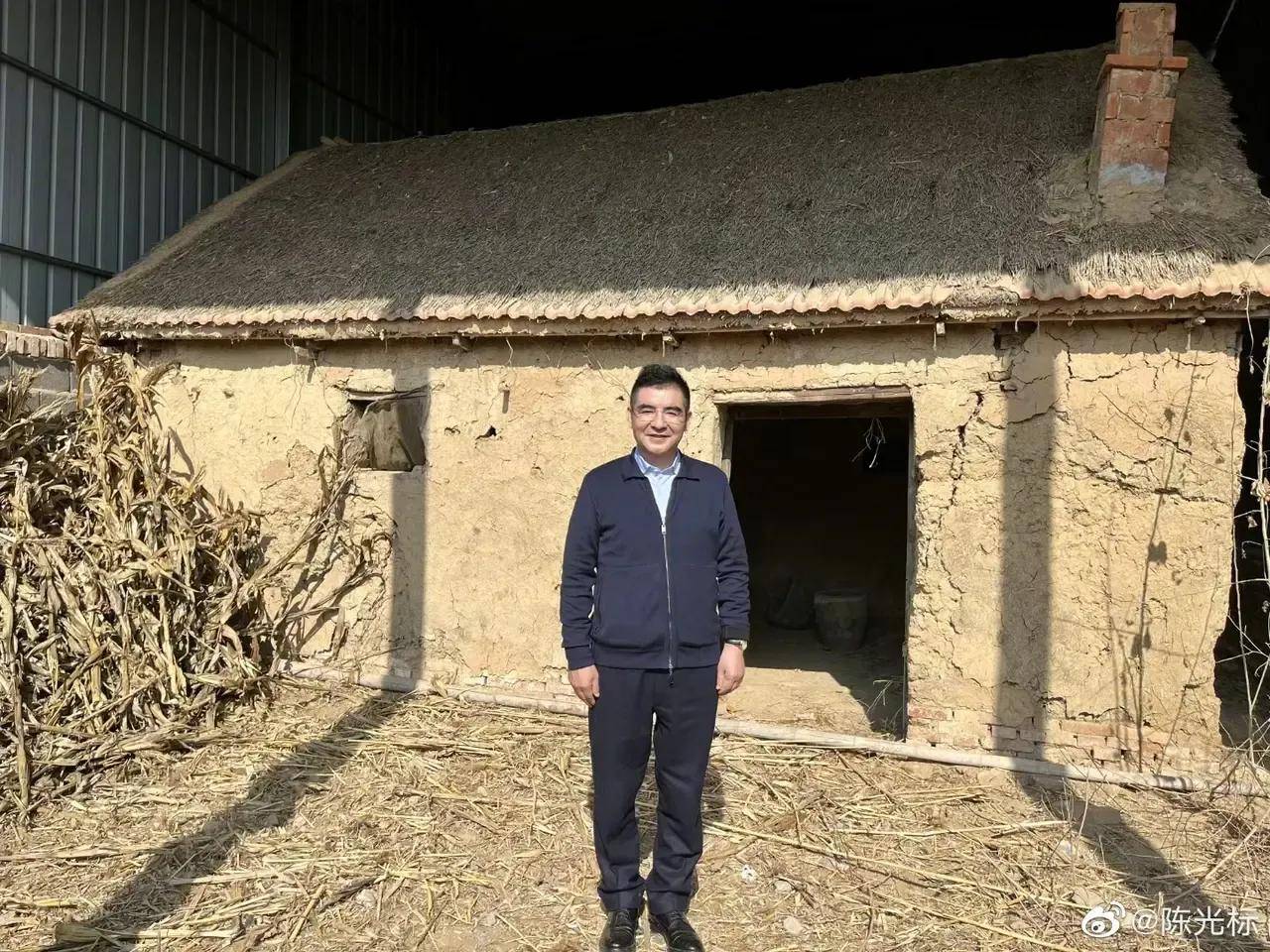 这种土坯房不耐风吹雨打,陈光标为了保护这些房子,建了一个大棚,把