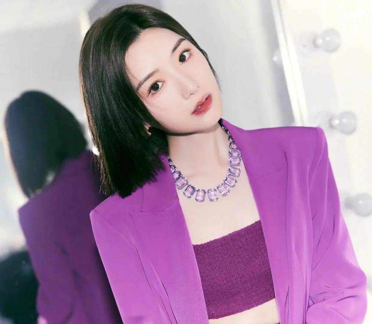 毛晓彤穿紫色太美了,穿西装 露脐装,时尚迷人,展现曼妙身姿