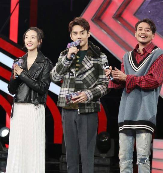 发现记者跟着之后,王凯更体贴地照顾了童瑶的感情,在离开前把她放在车