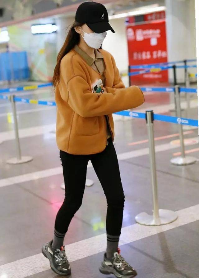 少女林允太养生,穿搭保暖戴口罩现身,一路小跑呆萌可爱_美人鱼_电影