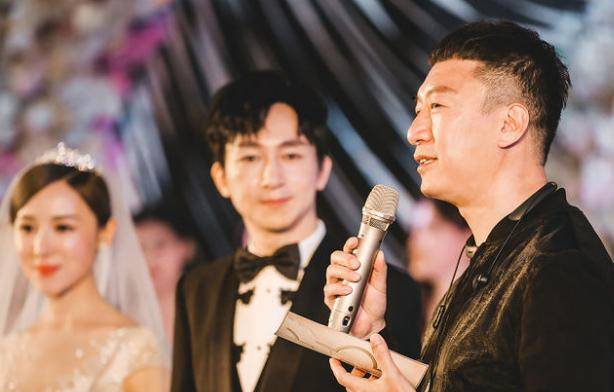 他的妻子是一位圈外人,名叫杨洋.两个人相识的过程也很浪漫.