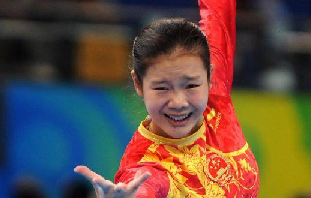 体操女皇程菲:25岁退役养伤,因长期服药胖至200斤,至今仍单身_中国_赛
