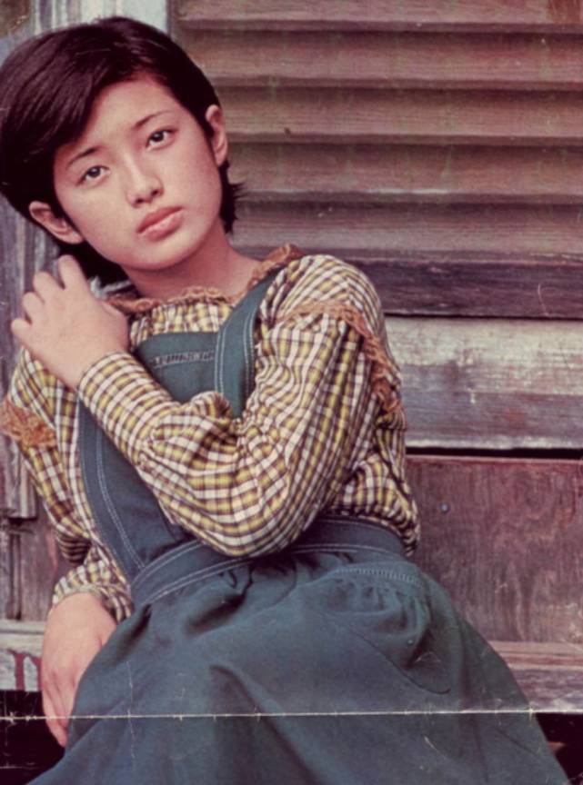 山口百惠30年前的"甜妹穿搭",就算放现在也受欢迎,俏皮又可爱_毛衣