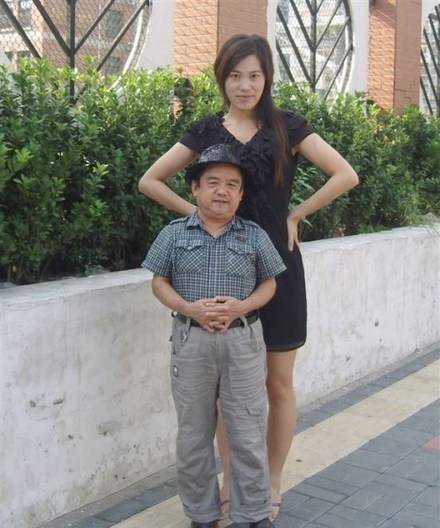 他是“中国第一矮星”，身高不敷一米三，4任老婆却都是高挑美女