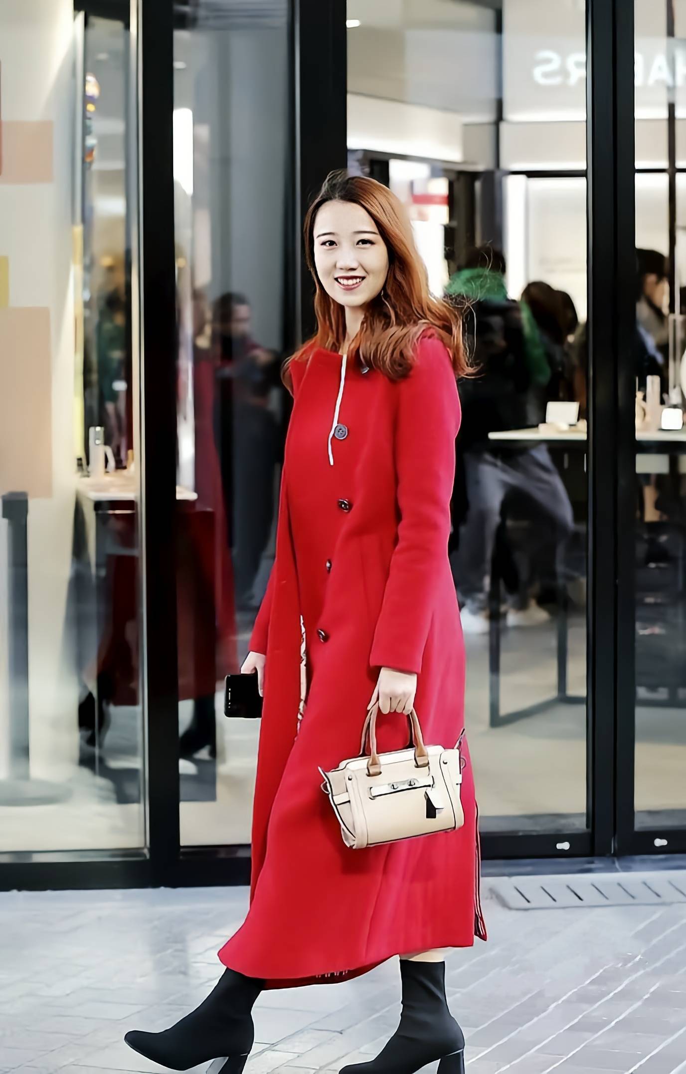 时尚搭配:穿樱红色呢子大衣的美女