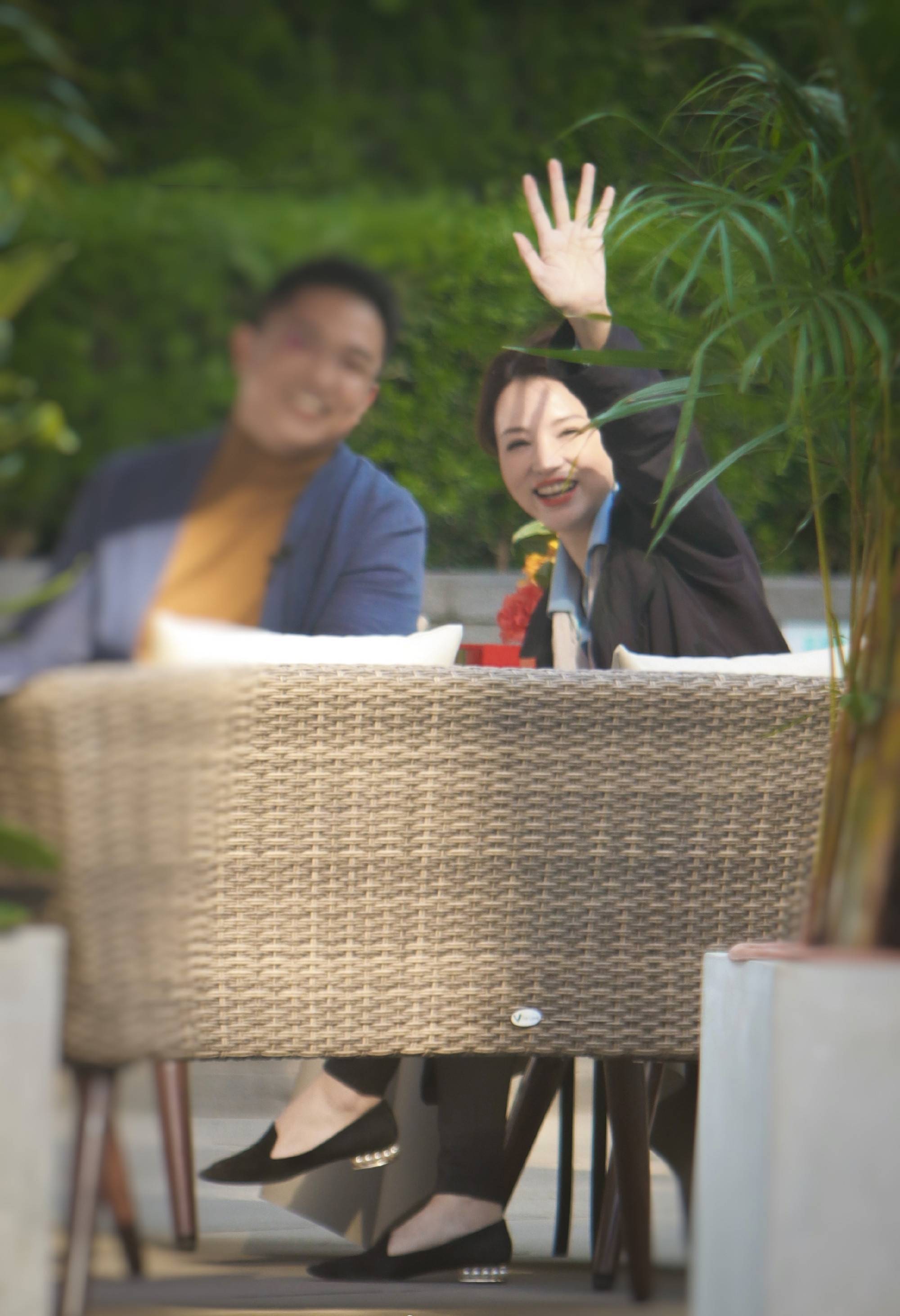 董卿罕见秀舞姿,梳盘发穿紧身裤小腿肌肉抢镜,见偷拍开心打招呼_形象