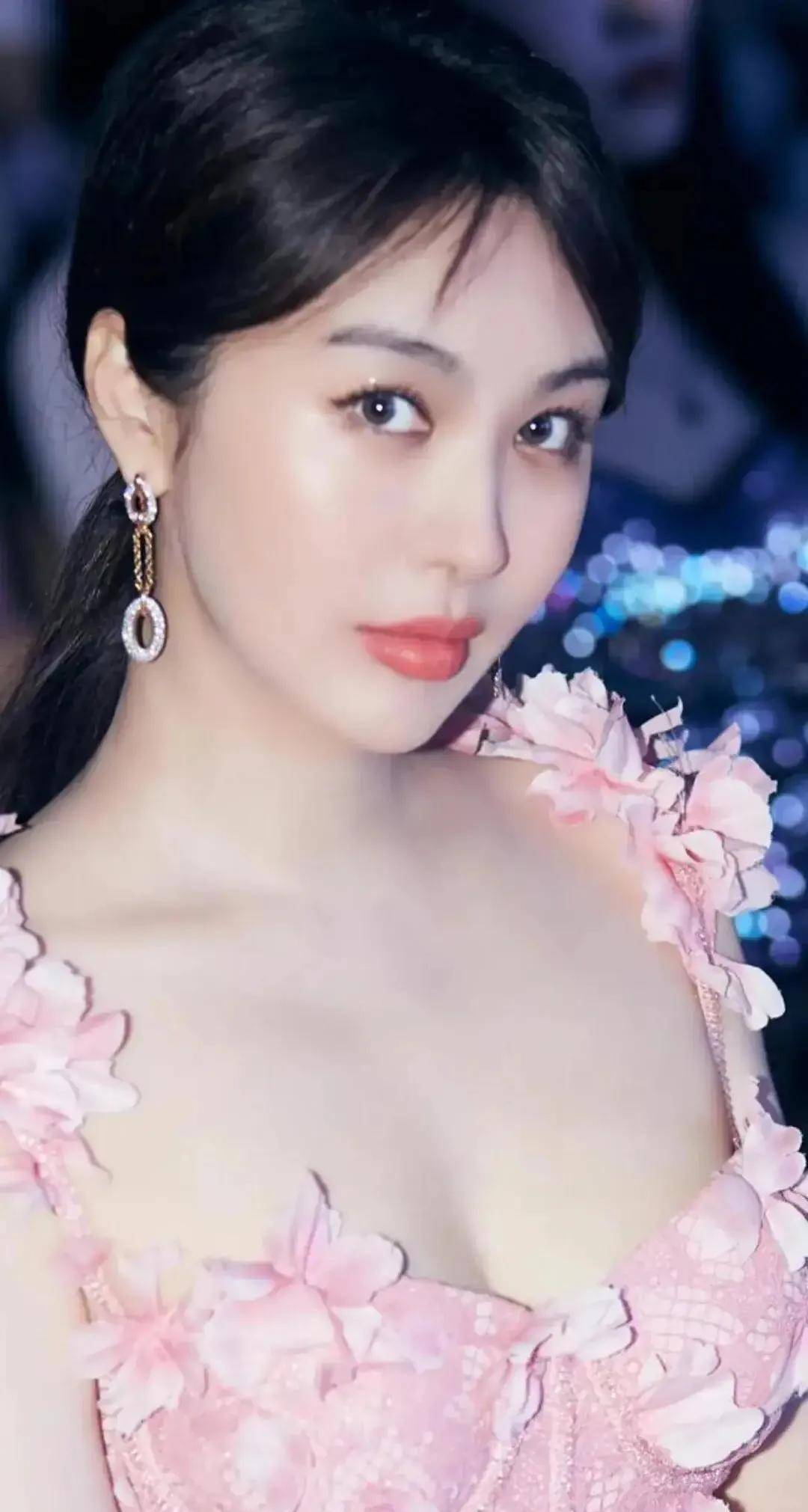 李菲儿不拿网友当外人,发粉丝福利大方展示美背,身材没的说_黄晓明