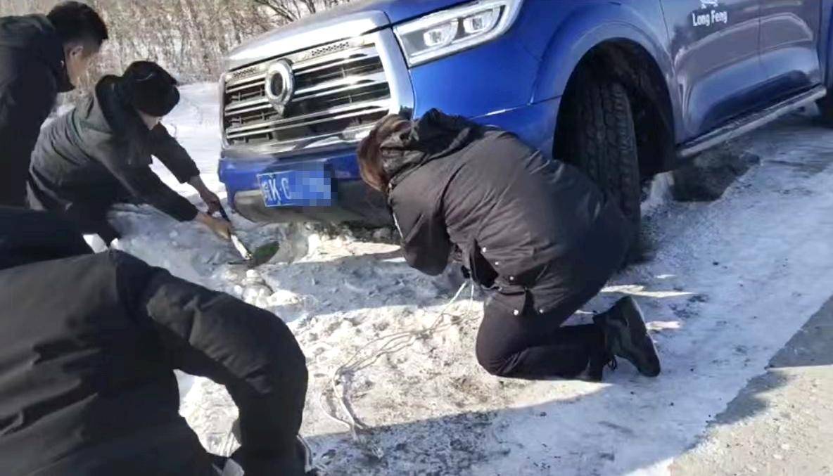 车辆翻入1米深雪沟内！好在被巡查民警拖离