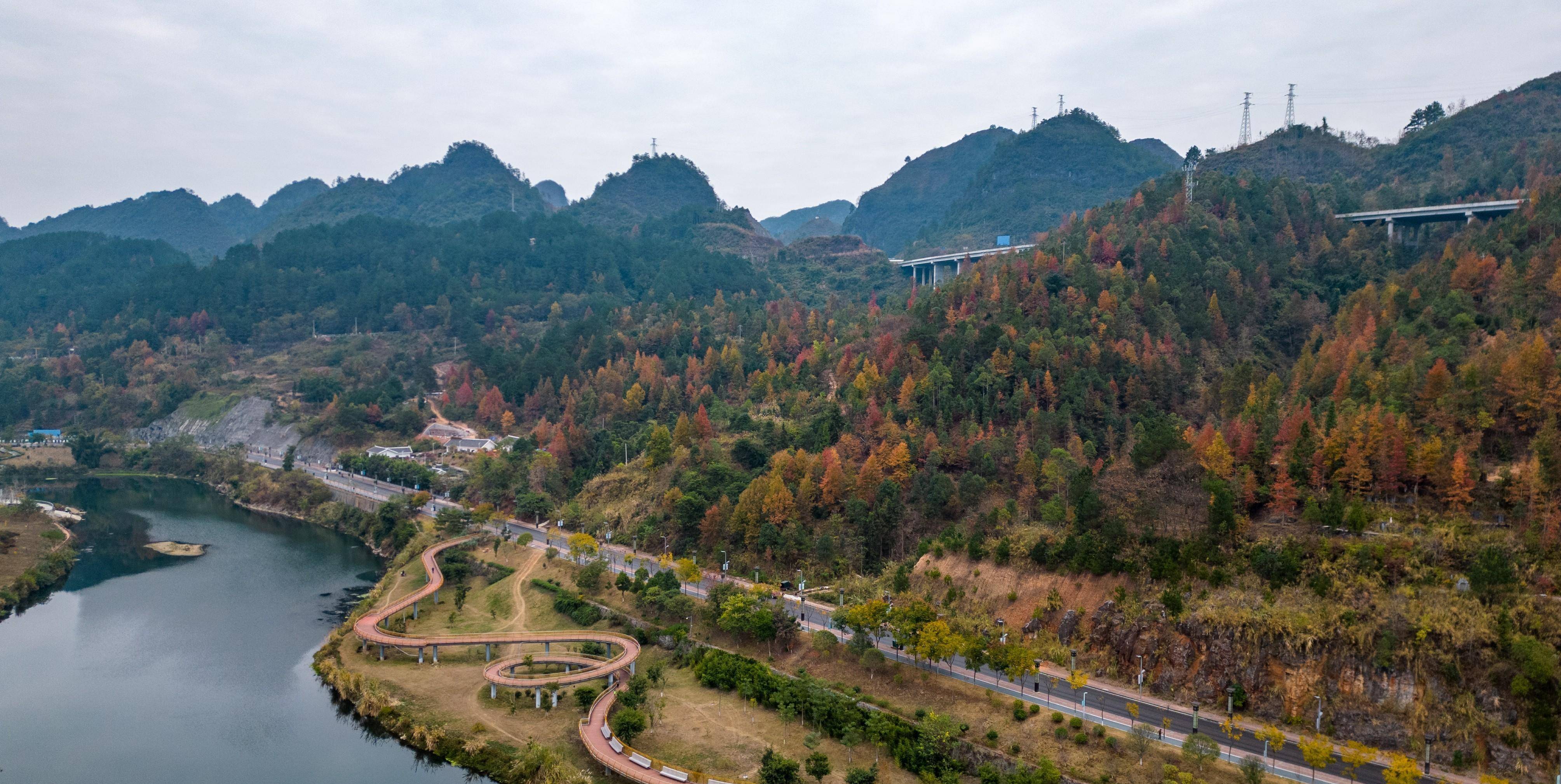 不多,但还是有的,来看航拍荔波县城的秋景_颜色_秋色_后山