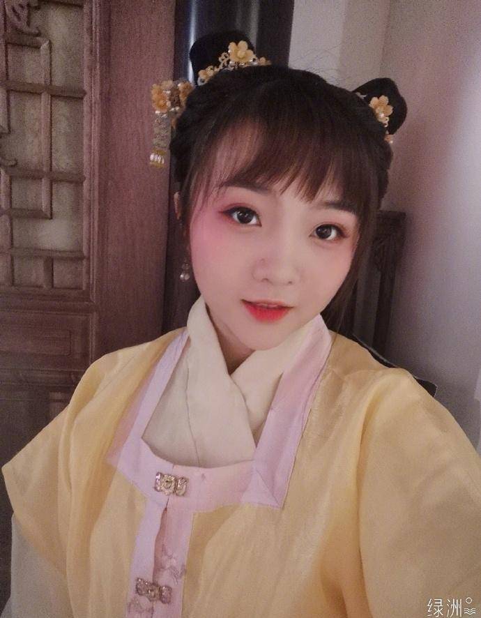 林妙可古装造型双丸子头灵动可爱,咏仪晒老公视角美照上演回眸杀_自拍