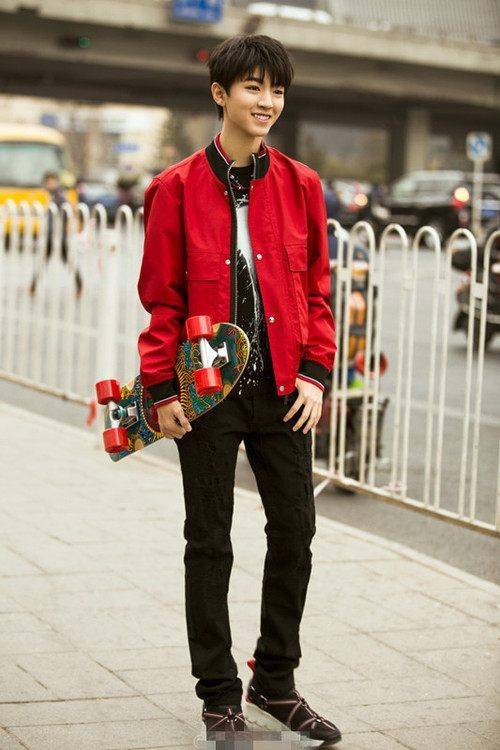 "滑板少年"王俊凯长大了!魅力直飙胡歌,易烊千玺压力山大啊!