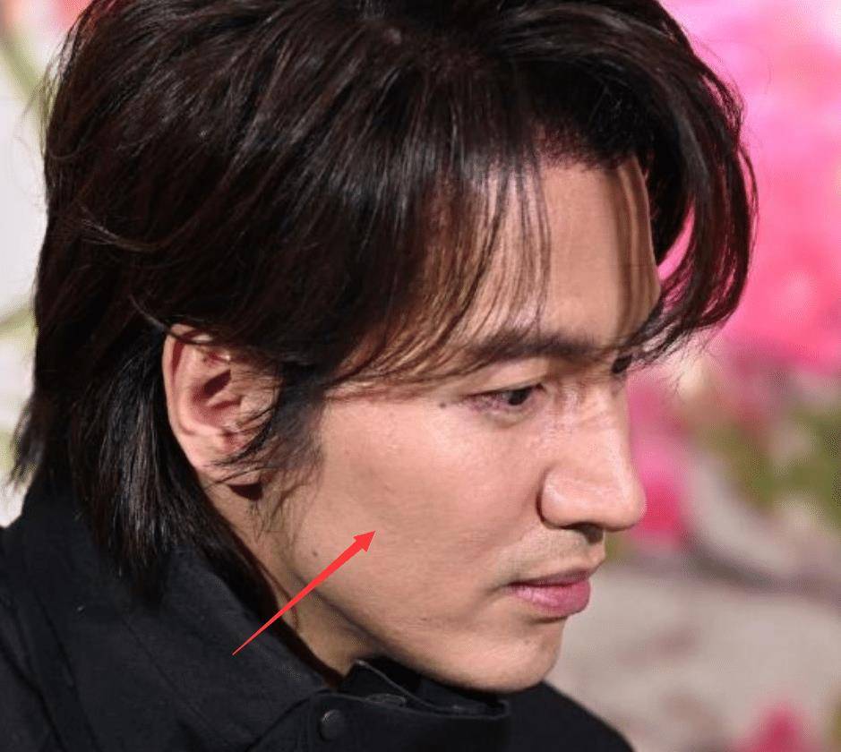 46岁言承旭扫楼生图被嘲:皮肤粗糙,脸型诡异,被质疑医美!