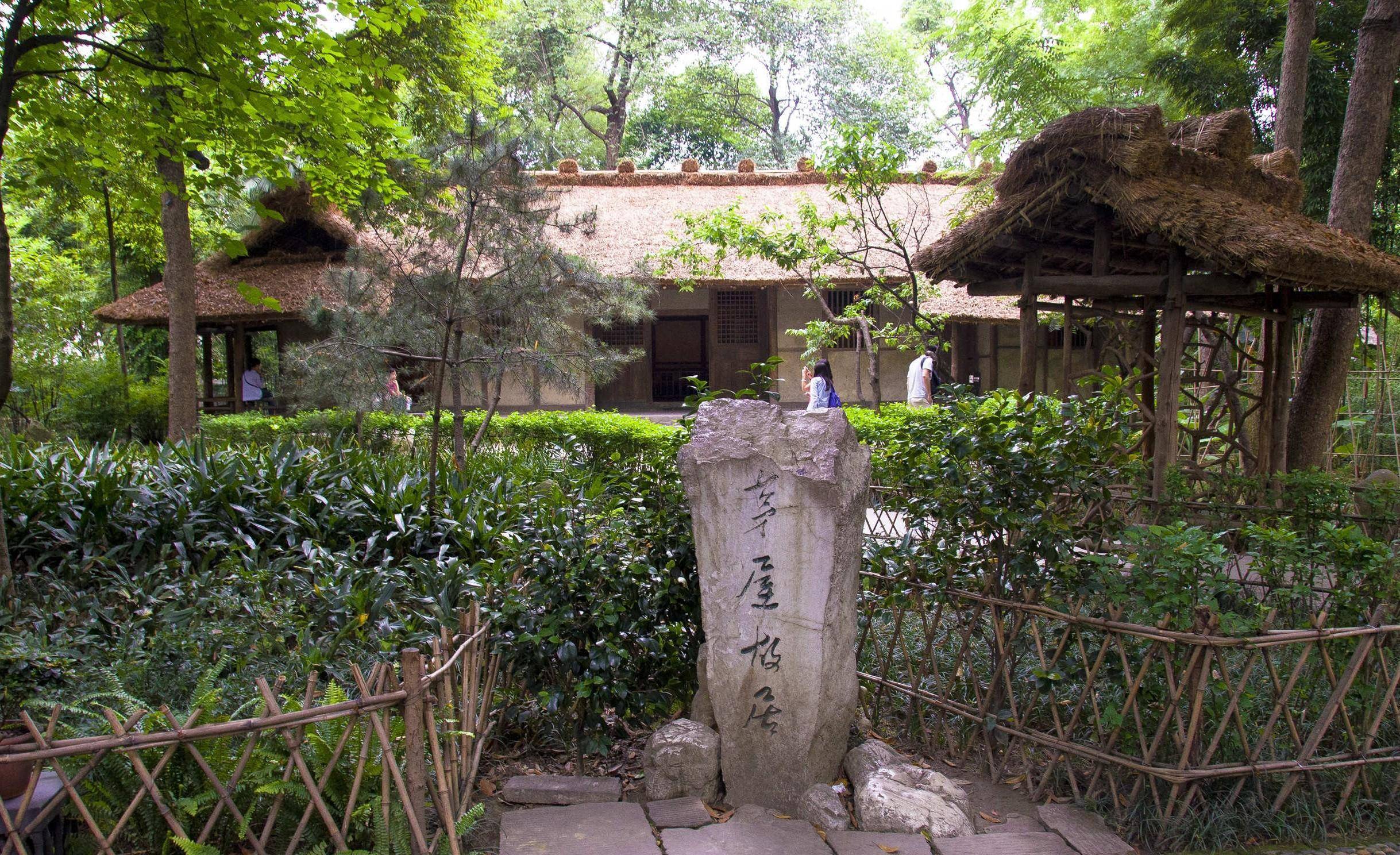 杜甫草堂工部祠东北,一泓碧水之畔,万杆翠竹中间,有三间茅屋掩映其中