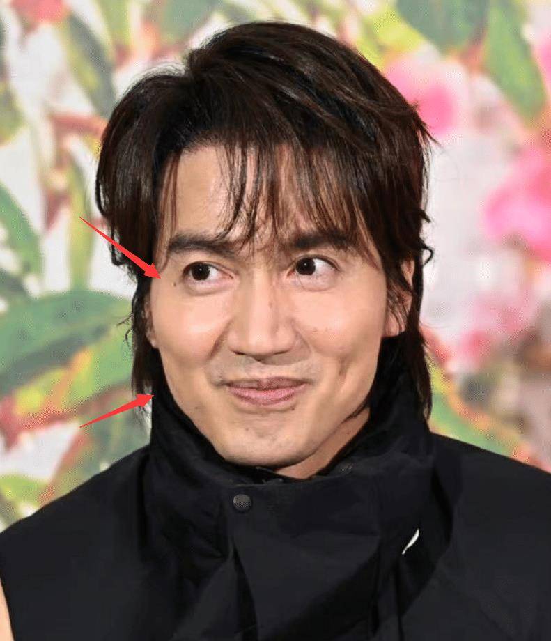 46岁言承旭扫楼生图被嘲:皮肤粗糙,脸型诡异,被质疑医美!