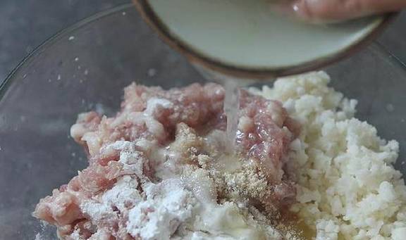 这么美味的四喜丸子，看着就很有食欲！你一顿能吃几个(图2)