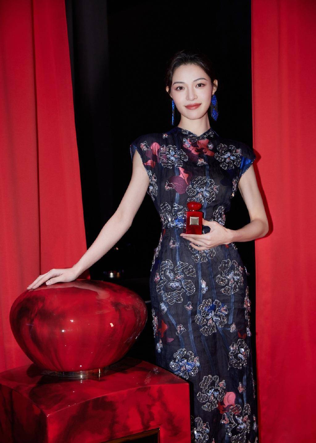 张嘉倪穿纱裙秀细腰,谢娜穿金色纱裙太高贵,谁是你心中的女神?