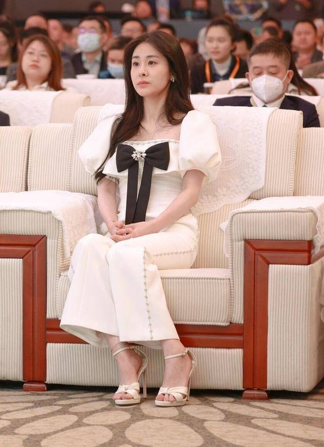 今天张碧晨在广州出席活动的时候穿了一款非常漂亮的白色连体衣,看