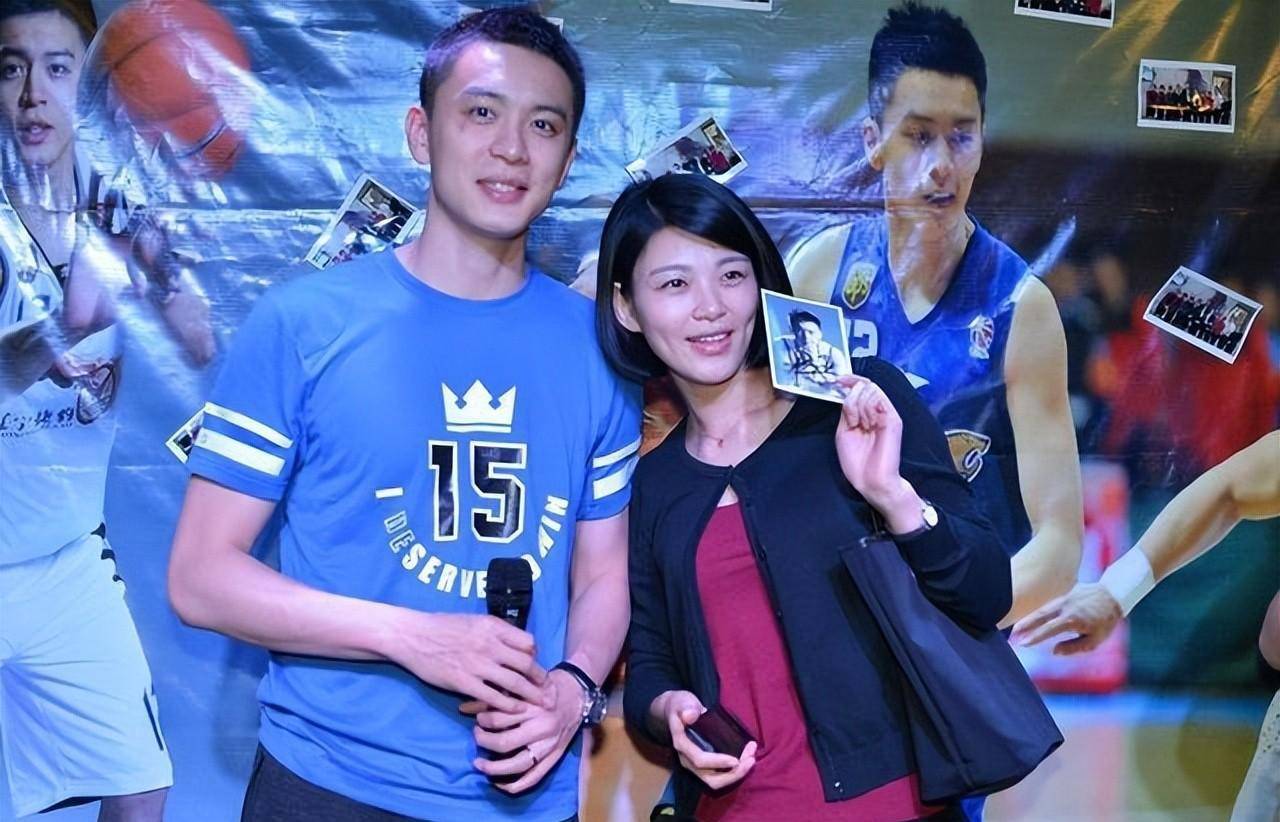 值得注意的是,杨明曾与艺术体操运动员窦宝宝有过一段恋情,双方在社交