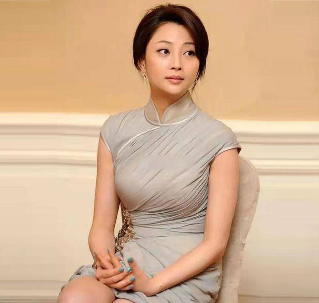 殷桃早期工作照被翻出,身形太美被指像柳岩,网友:不是一个档次_娱乐