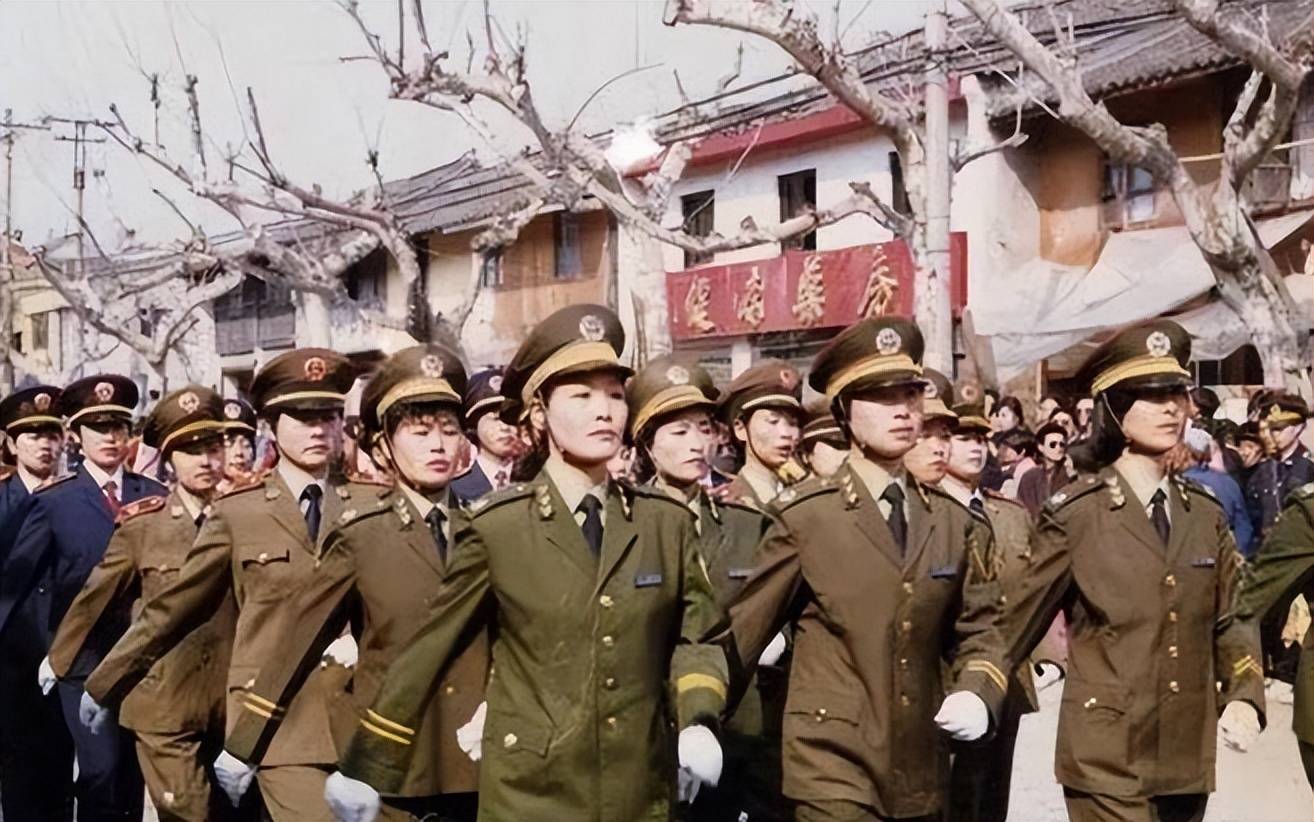 中国警察队伍的警服,1984年开始,为何使用了橄榄色警服?
