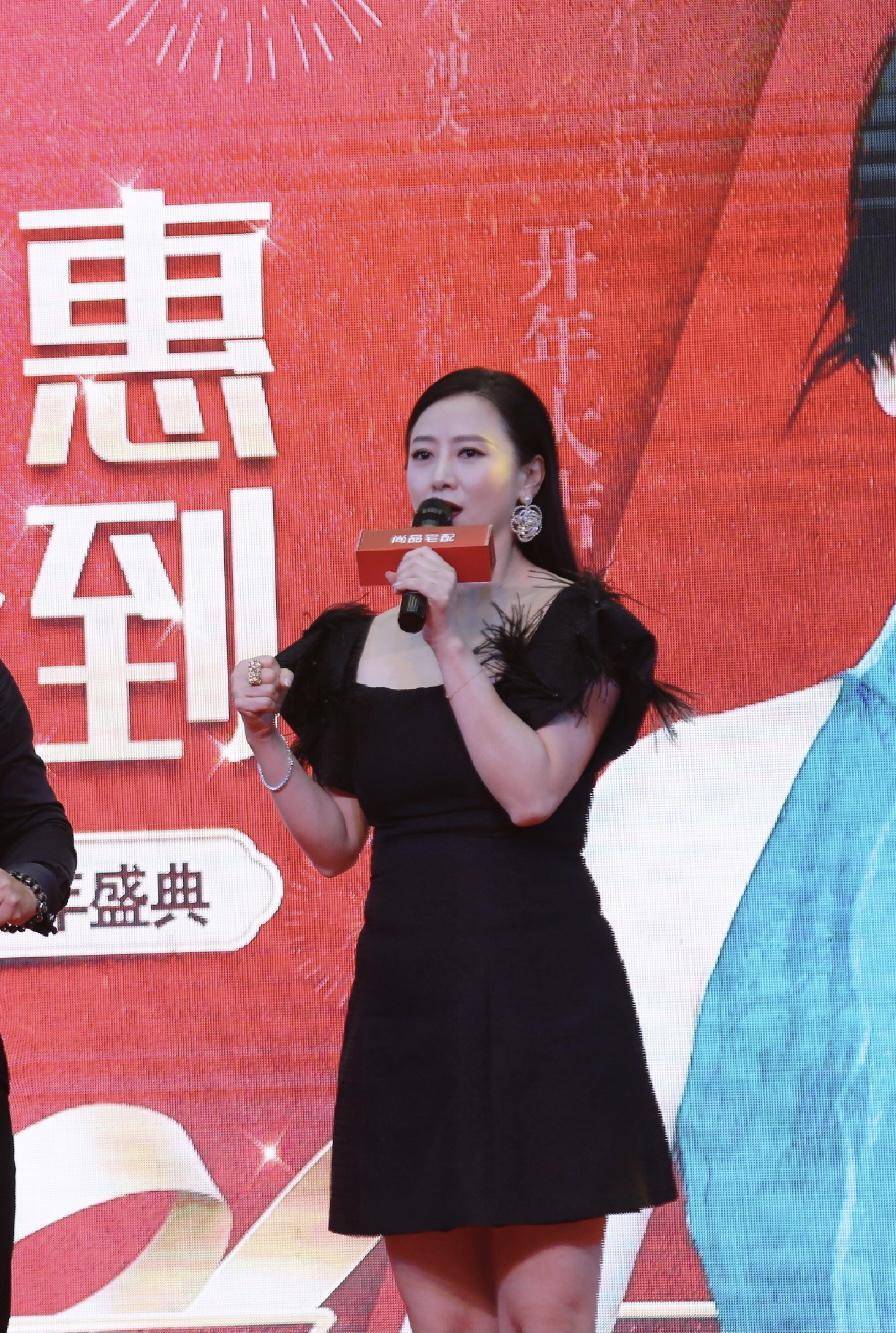 港星翁虹力挺爱国者治港,受网友好评,方领修身裙大气华贵_旗袍_设计