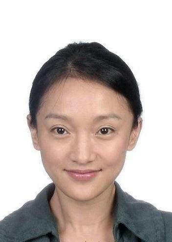 杨幂证件照仍然很美,皮肤还是那么白,脸有一点歪.范冰冰