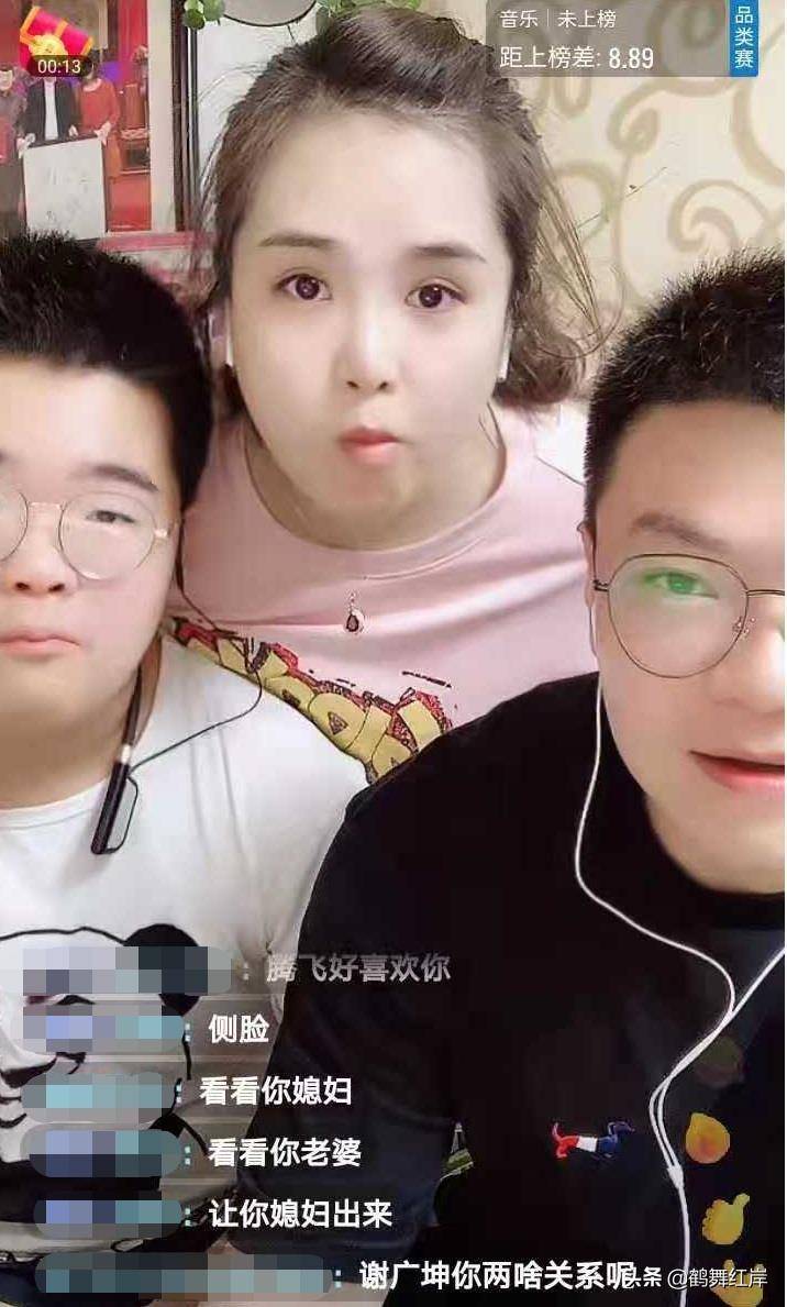 曹星的老婆也在网友的千呼万唤中出镜,站在他们父子二人身后,面露微笑