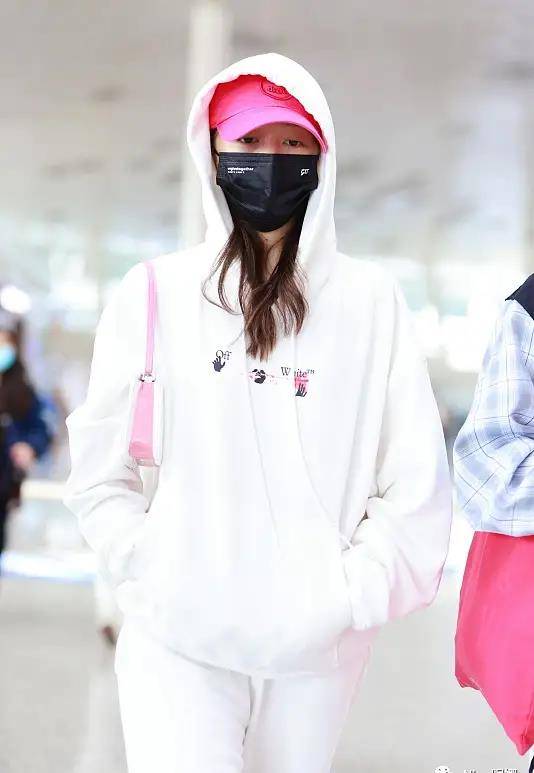 关晓彤看不懂她,20几度穿连帽卫衣走oversize风赶机,真浪费这好身材