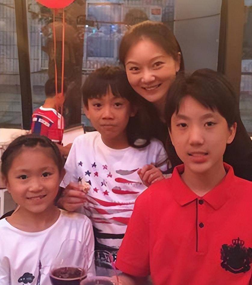 为此陈婷直接选择了隐婚生子二是拿钱后立马打胎一是放弃学业成为他