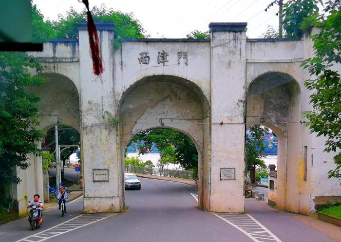 赣州西津门(摄影:冯赣勇)记者一行结束了八境台的观光,驱车顺道而行不