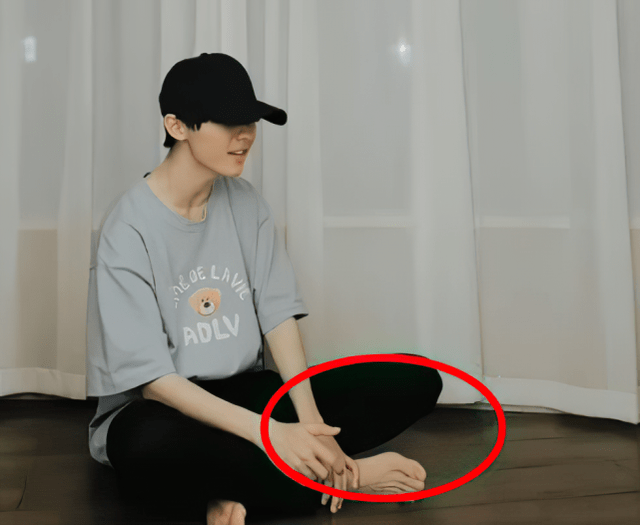 马嘉祺坐地上唱歌,没想到小脚丫比豆腐还嫩