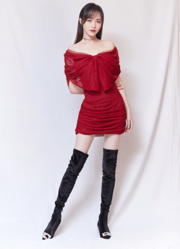 唐嫣综艺首秀,高开叉长裙顾盼生姿,身材绝美,大长腿又细又直_连衣裙