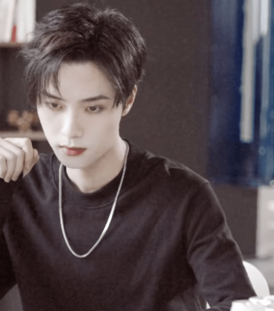 高寒本人的现代装是没古装好看的,不过u1s1,对一个演员真的很重要!