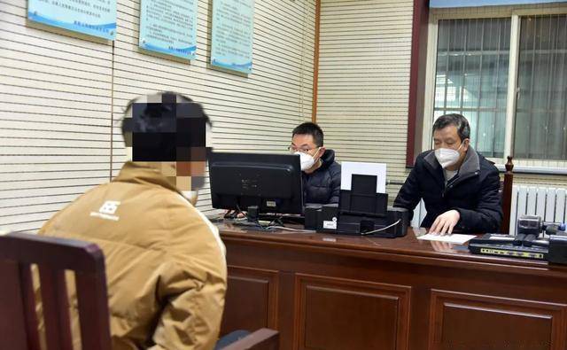 其伙同刘某,余某某,崔某某等6人先后在洛南县景村镇,灵口镇以及丹凤县