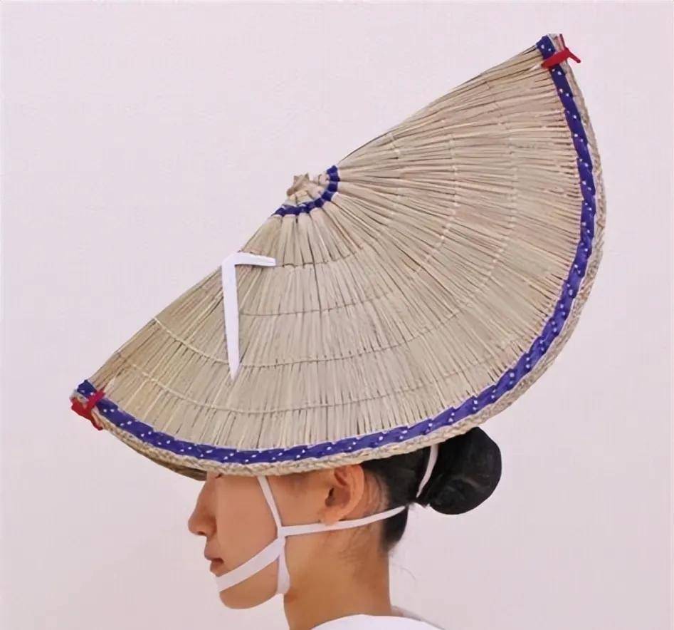 而另一女演员头上的帽子,则十分像日本古代妇女在田间劳作时戴的草帽
