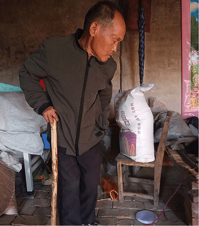 残疾父亲遭妻女抛弃,2018年癌症晚期盼见女儿未果,写