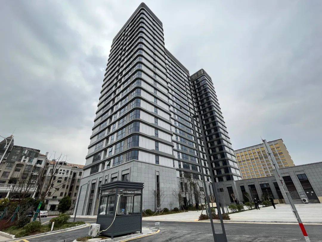 金王府金都苑这一栋楼就这么"孤零零"的矗立在那,没有任何的封闭设施