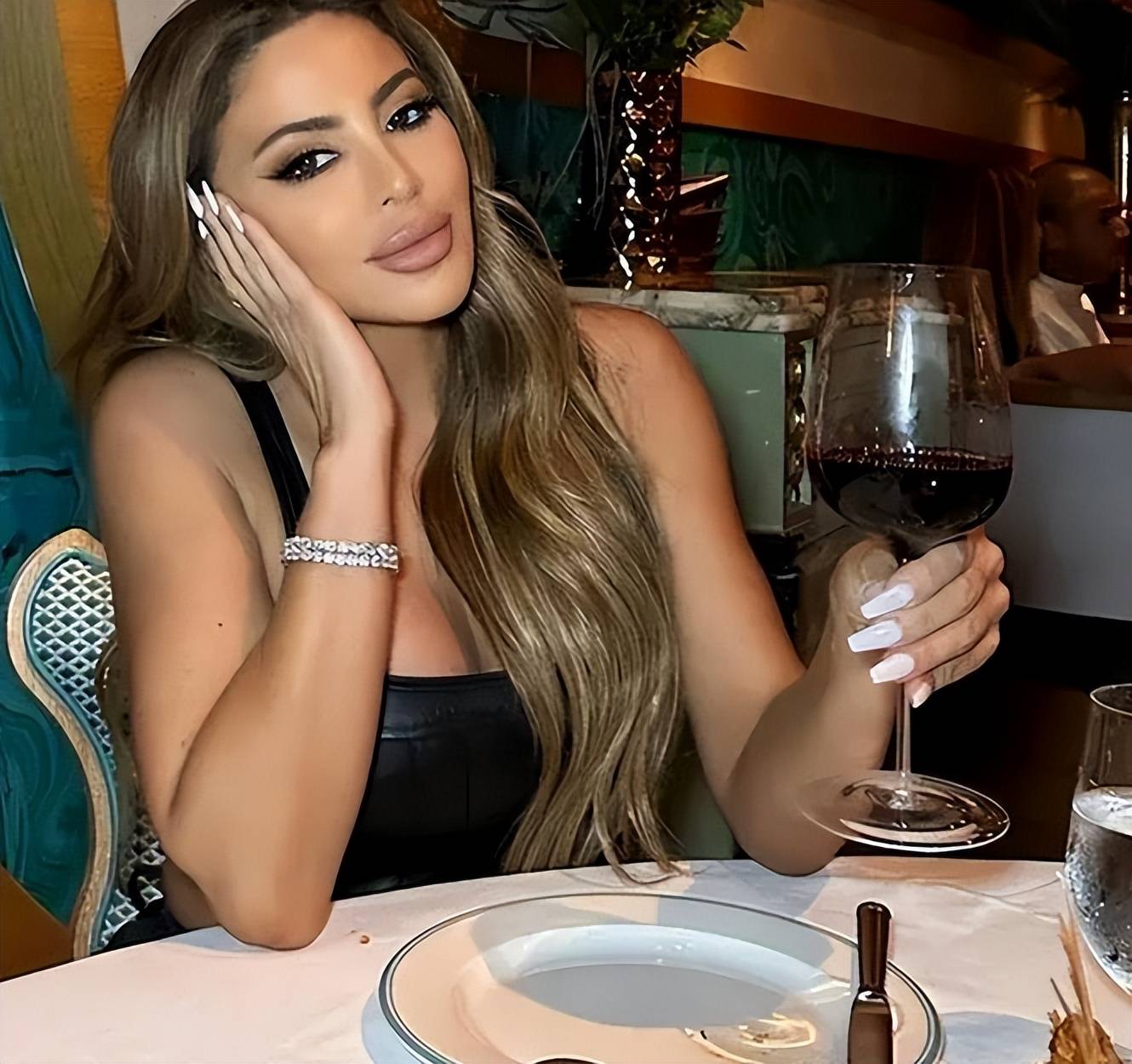 皮蓬前妻49岁身材不输少女,俘获乔丹儿子芳心,称要给乔丹生孙子