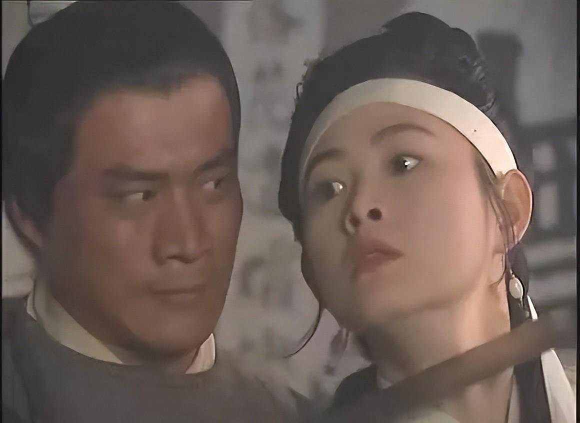 "武松"丁海峰罕见露面,现身美国树林砍柴烤肉,还有大面积豪宅_唐歌