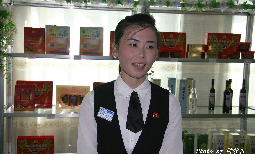 店里外国游客用美元,欧元和人民币来购买商品,朝鲜的导游不会强迫中国
