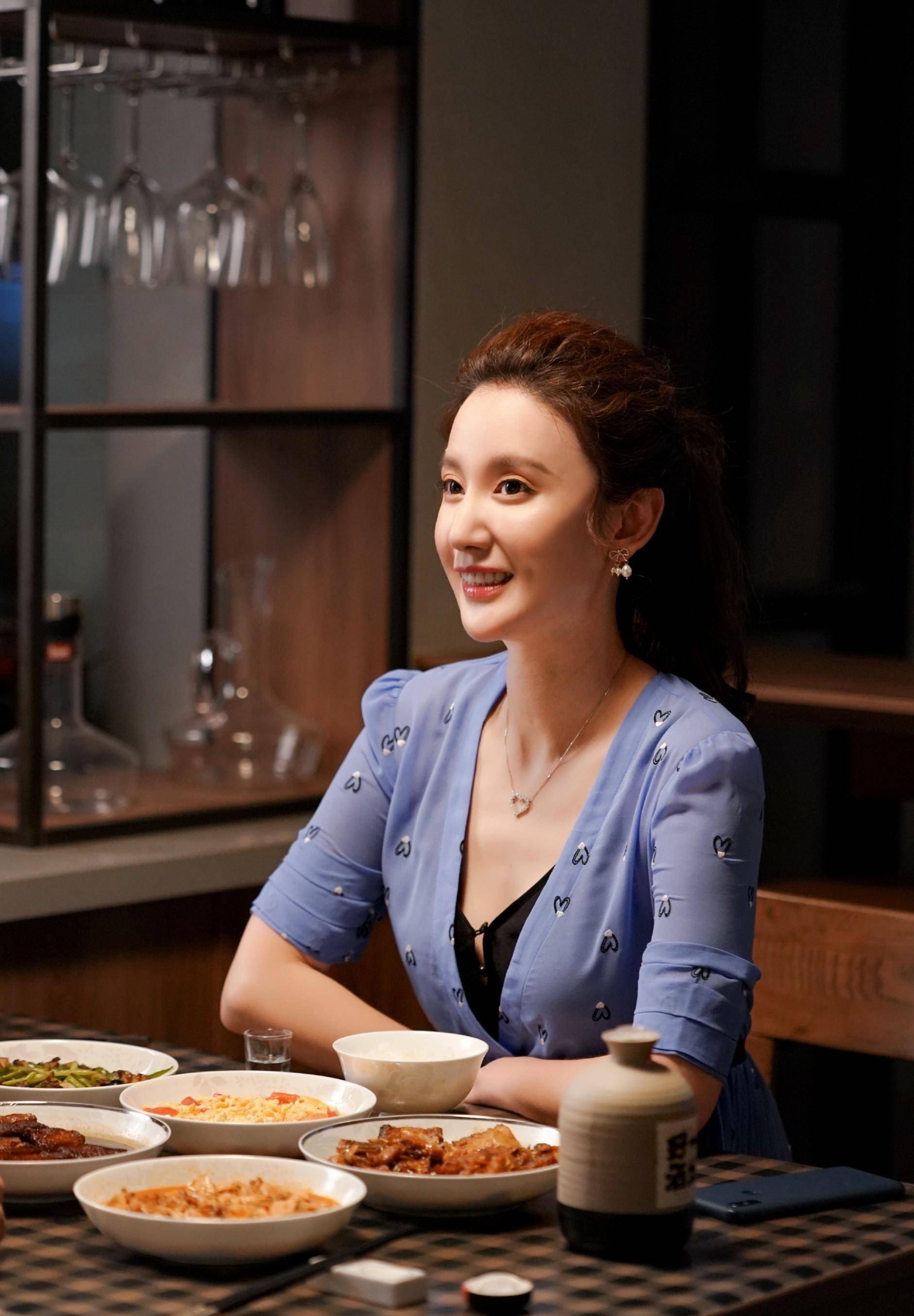 《安家》张乘乘虽渣,却穿火了"渣女裙",每一套都妩媚到骨子里_张萌