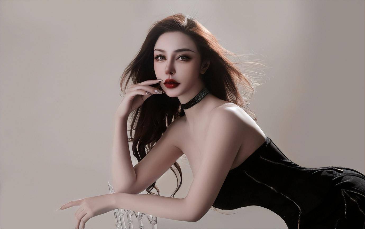 亚洲时尚风云人物王一霏穿抹胸短裙,拍摄造型大胆,展现妩媚身姿_猎狗