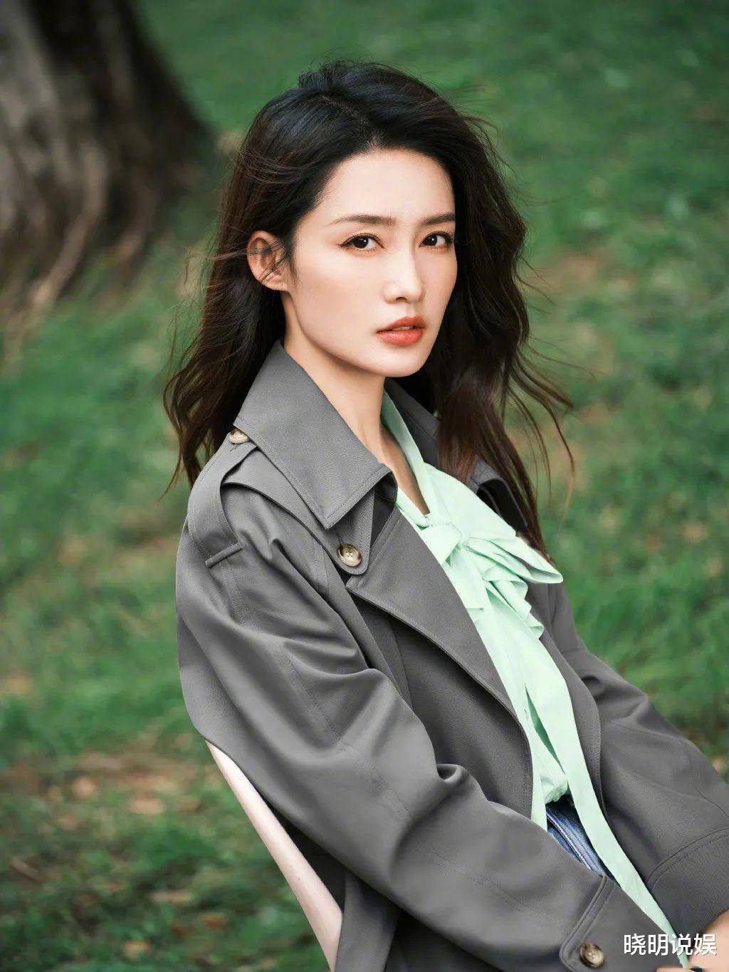 时尚女星李沁灰色风衣搭配绿色荷叶边衬衫,简约造型利落不失精致